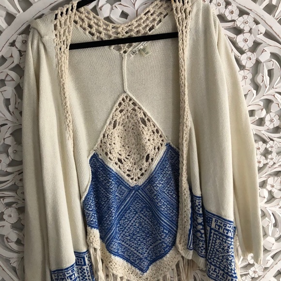 4/$25 ~ 
BOHO FRINGE SWEATER - Picture 6 of 7